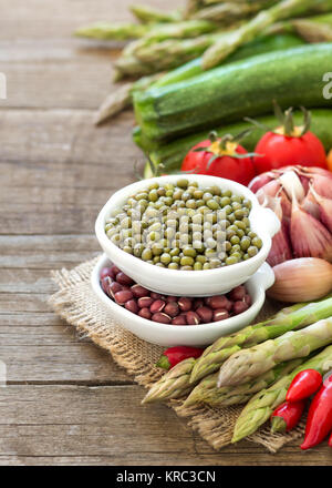 Les haricots azuki et Mungo dans un bol et les légumes Banque D'Images