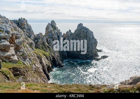 Paysages côtiers rocheux autour de Pointe de Pen-Hir en Bretagne, France Banque D'Images