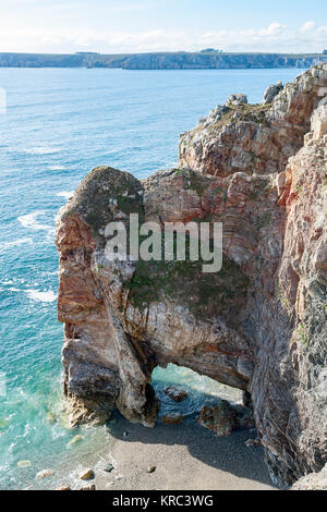 Paysages côtiers rocheux autour de Pointe de Pen-Hir en Bretagne, France Banque D'Images