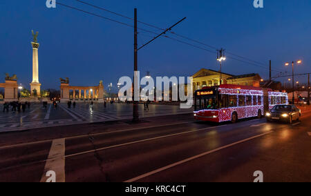 BUDAPEST, HONGRIE - 17 décembre : le 'Santa Claus' Trolleybus (en hongrois : Mikulástroli) fonctionne à Hősök tere (Place des Héros) le 17 décembre 2017 à Budapest, Hongrie. Budapest est une destination touristique populaire en Europe. Banque D'Images