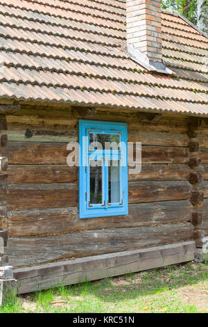 Vieux chalet en bois traditionnel en polonais musée en plein air, Parc Ethnographique, Warszawa, Pologne Banque D'Images