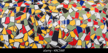 mosaïque colorée panorama de morceaux de carreaux cassés sur le béton Banque D'Images