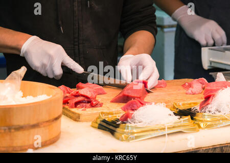 Thon coupe chef japonais pour sushi et sashimi menu pour les clients dans le restaurant. sushi et sashimi sont célèbres de la nourriture japonaise Banque D'Images