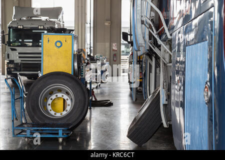 Les autobus et les camions en attente de service dans le garage Banque D'Images