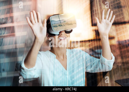 Femme agréable d'essayer de nouvelles casque VR Banque D'Images