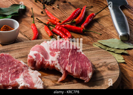 Deux steak avec du chili, le poivre de cayenne en poudre et d'autres condiments Banque D'Images