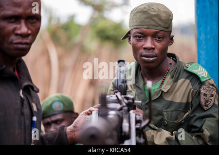 Des soldats des FARDC Nettoyage et contrôle des armes dans le parc national des Virunga en RDC au cours des opérations contre les FDLR Banque D'Images