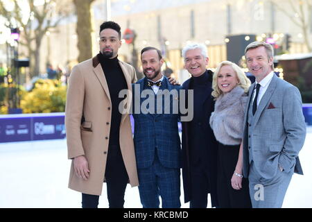 Présentateur Phillip Schofield (centre) avec des juges (de gauche à droite) Ashley Banjo, Jason Gardiner, Jayne Torvill et Christopher Dean au cours de la conférence de lancement de la prochaine série de danse sur glace à la patinoire Musée d'Histoire Naturelle de Londres. Banque D'Images