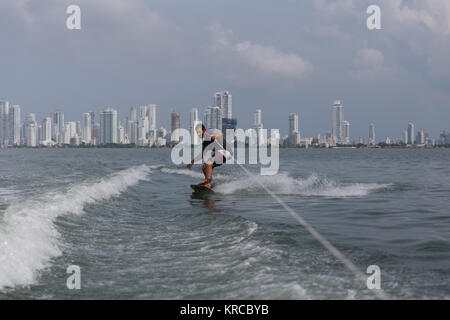 Wakeboard homme en face de la nouvelle ville de Cartagena Banque D'Images