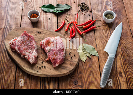 La viande avec la sauce sur la table de cuisine Banque D'Images