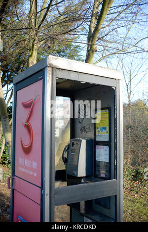 Téléphone vandalisé fort. La fenêtre de verre brisé. Téléphone fort endommagé. Kiosque. Vandalisés. Vitrage brisé Banque D'Images