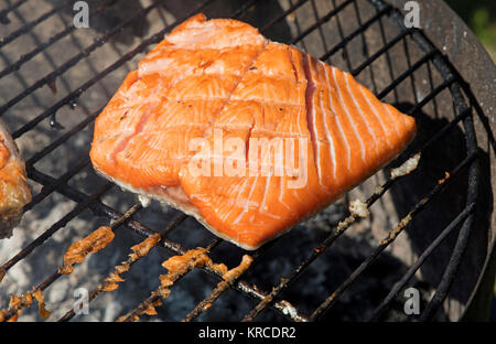 Filet de poisson Saumon grillé au barbecue la cuisson Banque D'Images