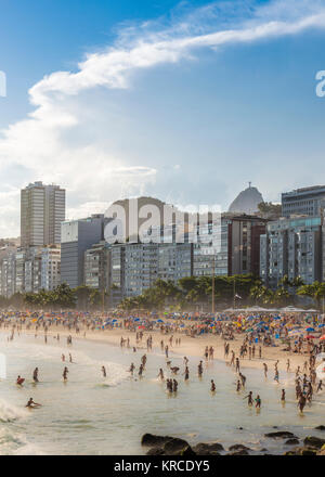 Tilt Shift de la plage de Copacabana à Rio de Janeiro, Brésil avec le Christ Rédempteur Statue en arrière-plan Banque D'Images