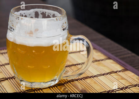 Tasse en verre de bière weizen non filtrée sur table Banque D'Images