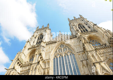 La cathédrale de York Yorkshire Angleterre par le ciel bleu Banque D'Images