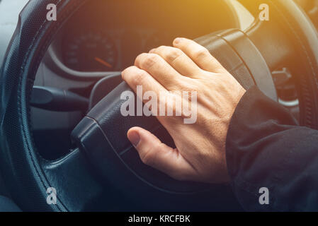 L'homme part de klaxon klaxon de voiture, l'homme conduisant le véhicule et les bips Banque D'Images