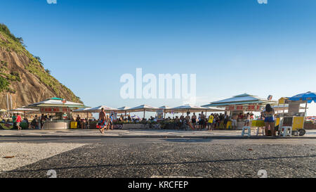 Rio de Janeiro, Brésil - 17 déc 2017 : les touristes et les habitants prendre un verre au Kioskes le long de la plage de Copacabana à Rio de Janeiro, Brésil Banque D'Images