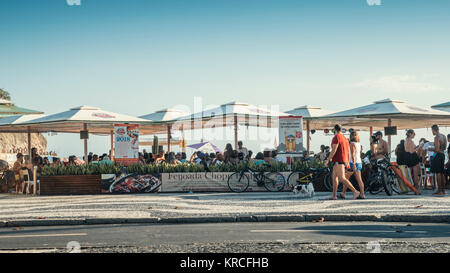 Rio de Janeiro, Brésil - 17 déc 2017 : les touristes et les habitants prendre un verre au Kioskes le long de la plage de Copacabana à Rio de Janeiro, Brésil Banque D'Images