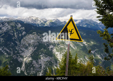 Regardez où vous marchez près du bord sur le mont Vogel, parc national du Triglav, en Slovénie Banque D'Images