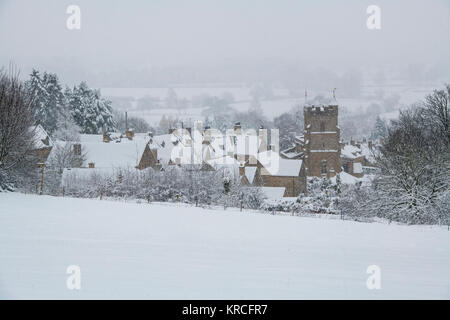 Kingham Hill village, pendant une tempête en décembre. Kingham Hill, Cotswolds, Gloucestershire, Angleterre. Vue panoramique Banque D'Images