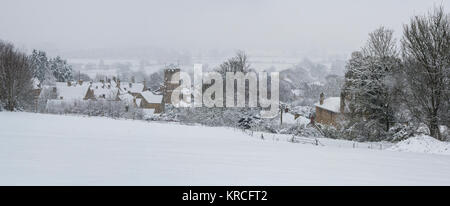 Kingham Hill village, pendant une tempête en décembre. Kingham Hill, Cotswolds, Gloucestershire, Angleterre. Vue panoramique Banque D'Images