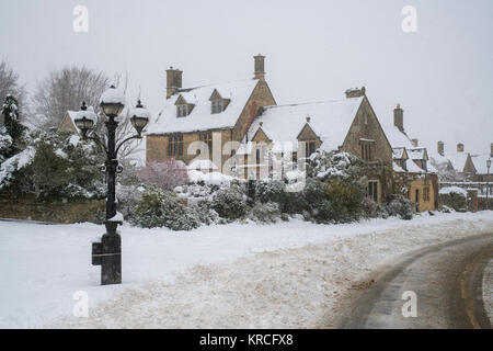 Grande maison en pierre de Cotswold dans la neige. Chipping Campden, Cotswolds, Gloucestershire, Angleterre Banque D'Images