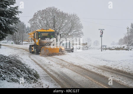 Le sablage des camion chasse-neige les routes de compensation de neige à Chipping Campden, Cotswolds, Gloucestershire, Angleterre Banque D'Images