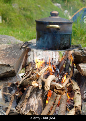 Pot au feu sur la nature Banque D'Images