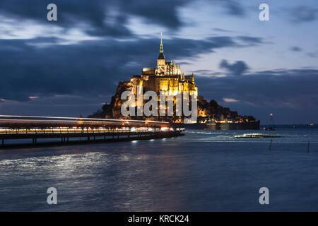 Le Mont Saint-Michel (Normandie, nord-ouest de la France), 2015/03/21 : marées dans la soirée. (Non disponible pour l'édition de cartes postales) Banque D'Images