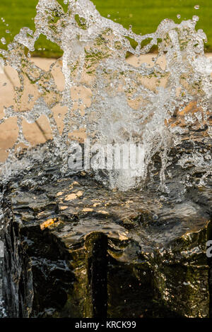 Fontaine à eau d'un rocher noir dans le parc Banque D'Images