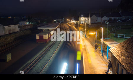 En attendant de retourner à Conwy, une classe 150 diesel Sprinter arrive à Blaenau Ffestiniog, terminus de la ligne de la vallée de Conwy. Banque D'Images