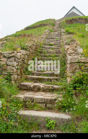 Escalier à une tombe mégalithique nommé tumulus tumulus Saint-Michel près de Carnac, une commune française, située dans le département de la Bretagne, France Banque D'Images