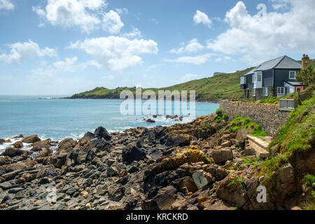 Chalet au bord de l'un avec de superbes vues sur la côte à Coverack dans Cornwall, UK Banque D'Images