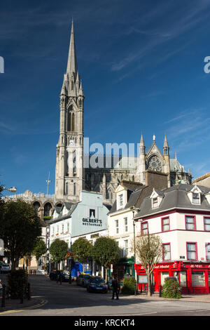 Cork, Irlande - Septembre 15, 2016 : La forme dominante de la cathédrale Saint-colman s'élève au-dessus de la petite ville touristique de Cobh sur Cork Harbour. Banque D'Images