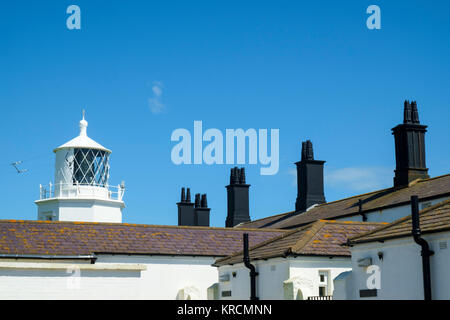 Les détails architecturaux, peint noir cheminées contraste avec les bâtiments peints en blanc, Lizard Lighthouse & Heritage Centre, le cap Lizard, Cornwall, UK Banque D'Images