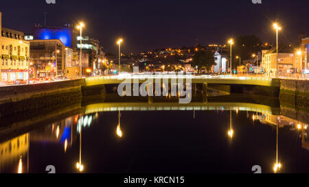 Cork, Irlande - Septembre 15, 2016 : trafic traverse la rivière Lee's North Channel sur le pont Griffith, dans le centre de Cork. Banque D'Images