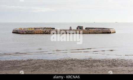 L'épave et des Bains désaffectée sur Sandmount Sandymount Strand Beach à Dublin, Irlande. Banque D'Images