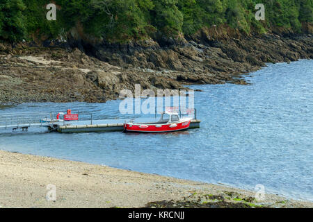 Taxi de l'eau de passagers attend au ponton sur Passage Helford plage sur la rivière Helford à Cornwall, UK Banque D'Images