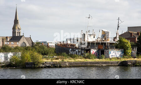 Dublin, Irlande - Septembre 17, 2016 : l'Eanna Naomh, dans des conditions à l'abandon, dans le Grand Canal Dock dans le quartier des docks de Dublin. Banque D'Images