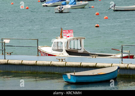 Taxi de l'eau de passagers attend au ponton sur Passage Helford plage sur la rivière Helford à Cornwall, UK Banque D'Images