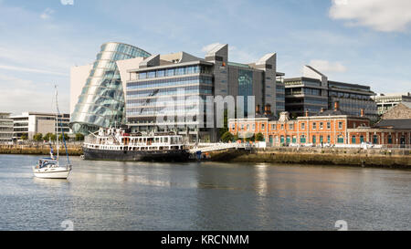 Dublin, Irlande - Septembre 17, 2016 : Convention Centre Dublin et le MV Mainistir Na Féile bateau sur la rivière Liffey à Dublin docklands régénérant du distr Banque D'Images