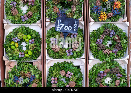 Des couronnes de Noël en vente à l'extérieur les fleuristes, boutique, Norfolk, Angleterre Banque D'Images