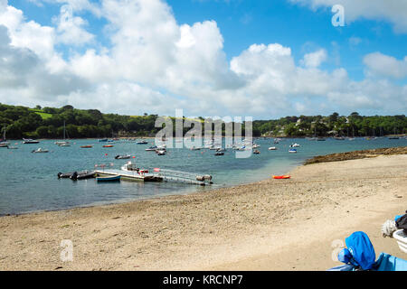 Taxi de l'eau de passagers attend au ponton sur Passage Helford plage sur la rivière Helford à Cornwall, UK Banque D'Images