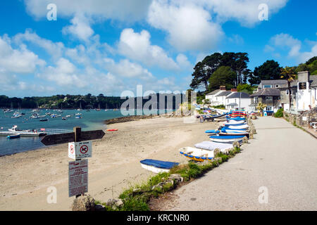 Le South West Coast Path chemin signer marque le chemin le long du bord de plage dans un cadre idyllique village Passage Helford, Cornwall, UK Banque D'Images