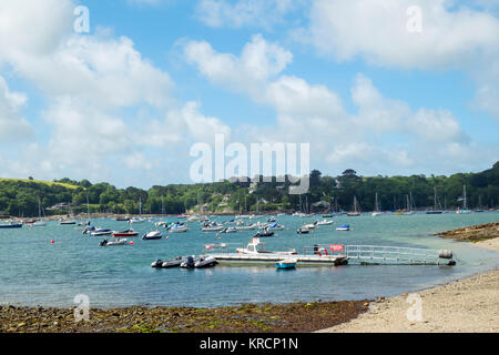 Taxi de l'eau de passagers attend au ponton sur Passage Helford plage sur la rivière Helford à Cornwall, UK Banque D'Images