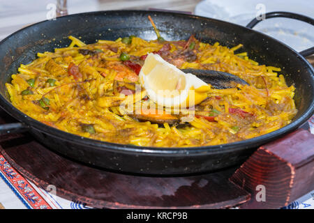 La paella aux fruits de mer et riz safrané. Banque D'Images