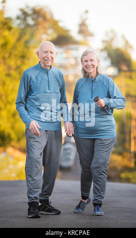 Couple le long de rue à hill Banque D'Images