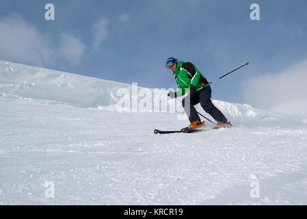 Skier dans la pente enneigée, tir point inférieur Banque D'Images