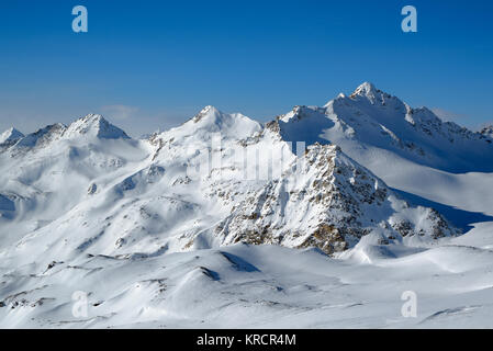 Hiver neige dans les montagnes du Caucase, un jour ensoleillé Banque D'Images