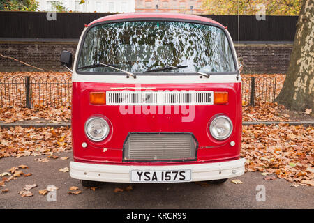 Londres, Royaume-Uni - Octobre 29, 2017 : Volkswagen Type 2 ou T2 red van est garé dans la ville d'automne, vue avant Banque D'Images
